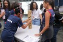 Imagem de estudantes jogando o jogo de madeira em uma mesa.
