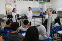 Imagem de estudantes durante uma apresentação num laboratório da UFOB