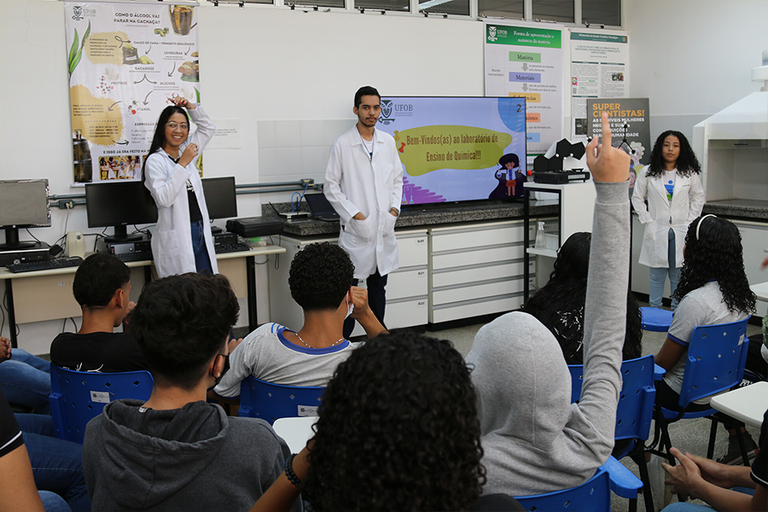 Imagem de estudantes durante uma apresentação num laboratório da UFOB