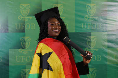 Uma estudante vinda de Gana para estudar no Brasil se formou e está com a bandeira de seu país