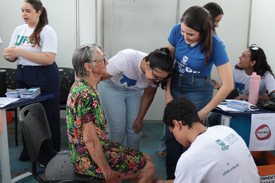 Estudantes realizam orientação nutricional durante terceira edição do Programa "UFOB nos Bairros", na Vila Amorim, em Barreiras