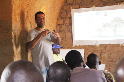 Foto do professor Mario Alberto dos Santos, do Centro das Humanidades, durante palestra em visita ao Benim