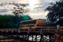 Imagem de ônibus escolar passando por uma ponte numa comunidade rural do Nordeste