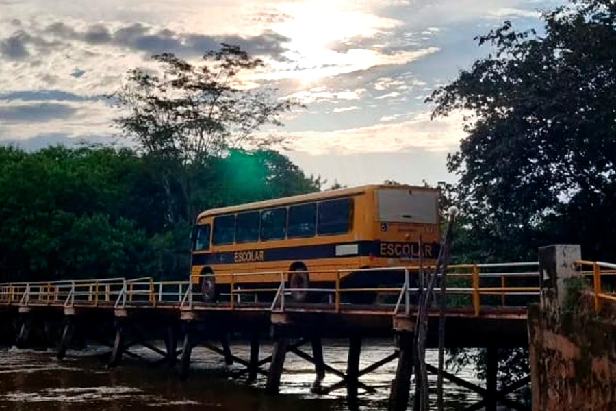 Imagem de ônibus escolar passando por uma ponte numa comunidade rural do Nordeste