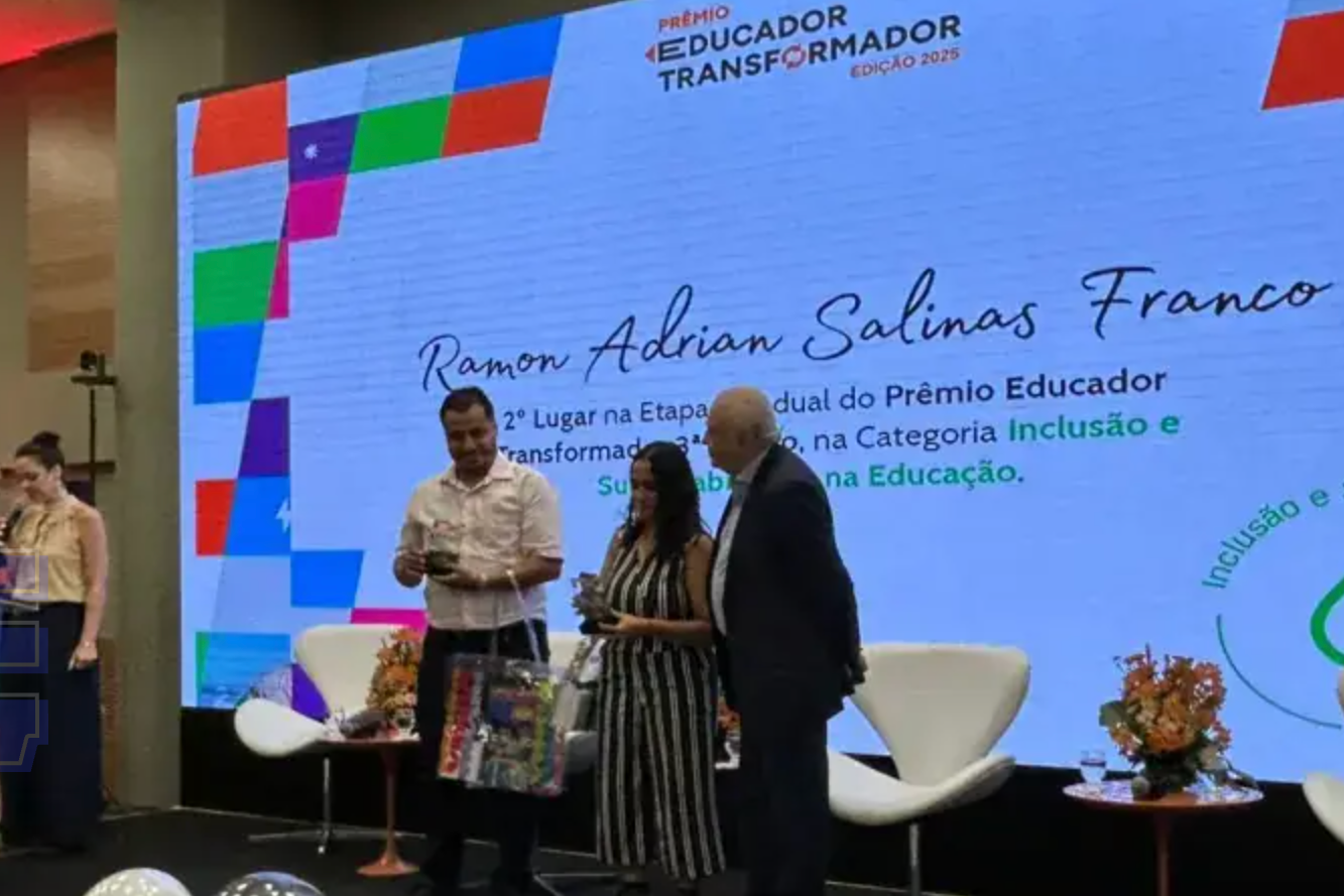 Imagem de professor Ramon Adrian Salinas Franco durante premiação em Salvador