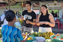 Imagem de estudantes em ação de conscientização na Feira da Vila Rica, em Barreiras