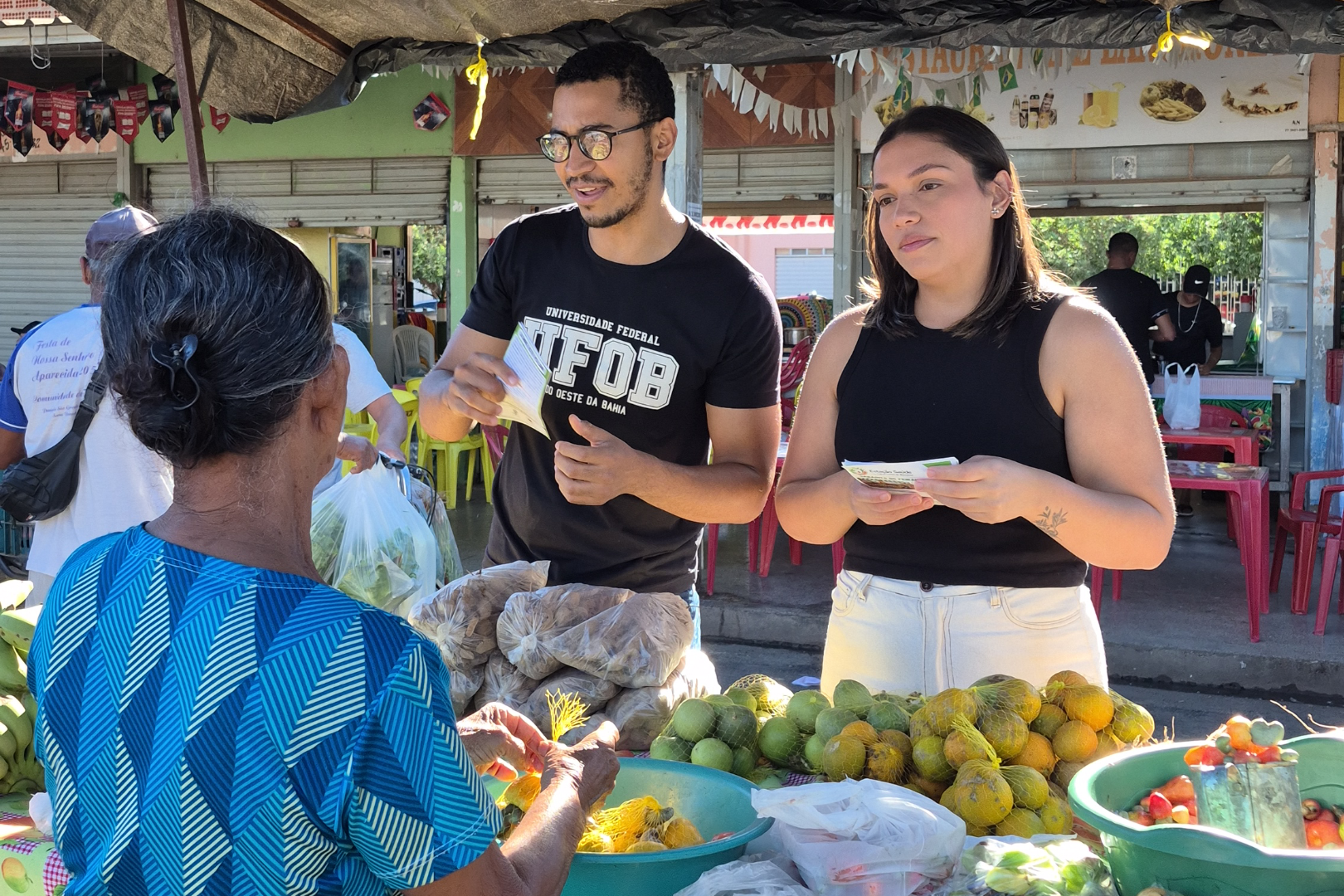 Imagem de estudantes em ação de conscientização na Feira da Vila Rica, em Barreiras