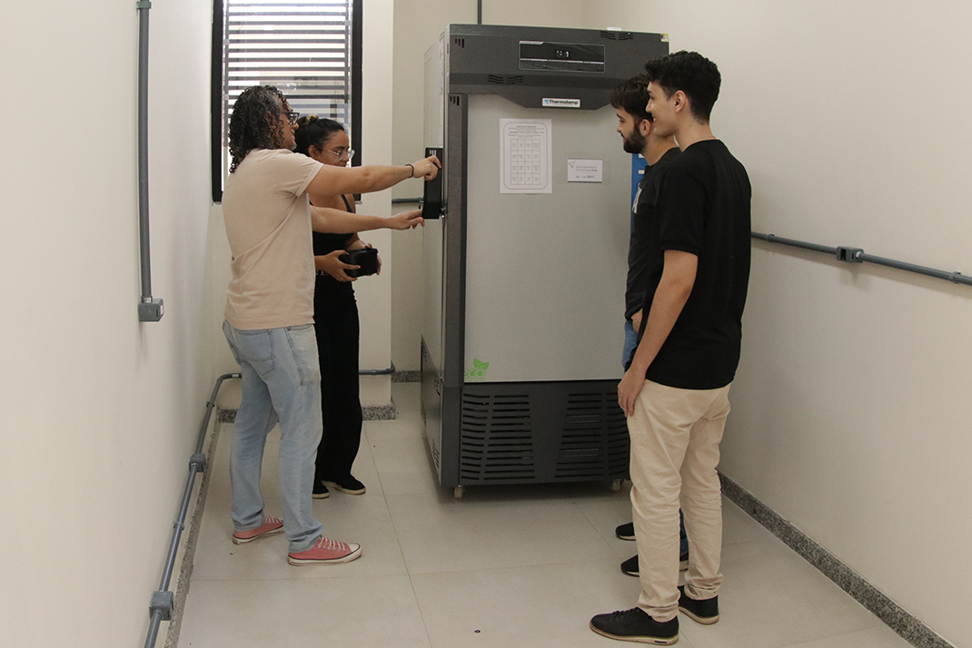 Imagem de equipe de pesquisadores em Laboratório da Central Multiusuária Analítica da UFOB