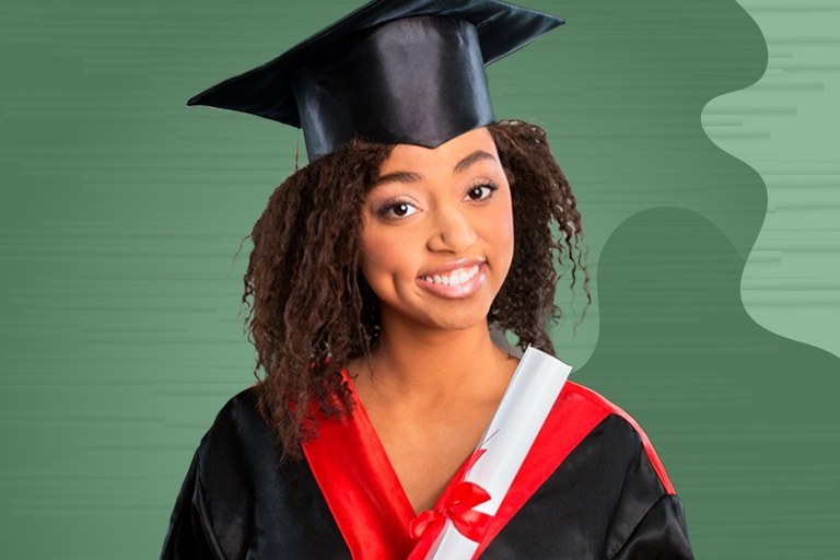 Imagem em fundo verde de estudante negra com beca e capelo