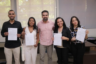 Imagem posada de quatro novos servidores e pró-reitor de Gestão de Pessoas, Clayton Barcelos, após a posse