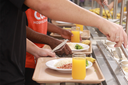 Imagem de pessoas se servindo no Restaurante Universitário do Campus Reitor Edgard Santos, em Barreiras