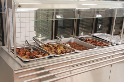 Imagem de refeições em mesa de self service do Restaurante Universitário da UFOB em Barreiras