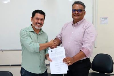 Reitor assina ordem de serviço para implantação de sistema de energia solar no campus da Lapa