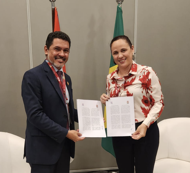 Reitor da UFOB, professor Jacques Antonio de Miranda, e reitora da Universidad De Artemisa “Julio Díaz González, Adianez Fernandéz Bermúdez, assinam protocolo de intenções entre as instituições