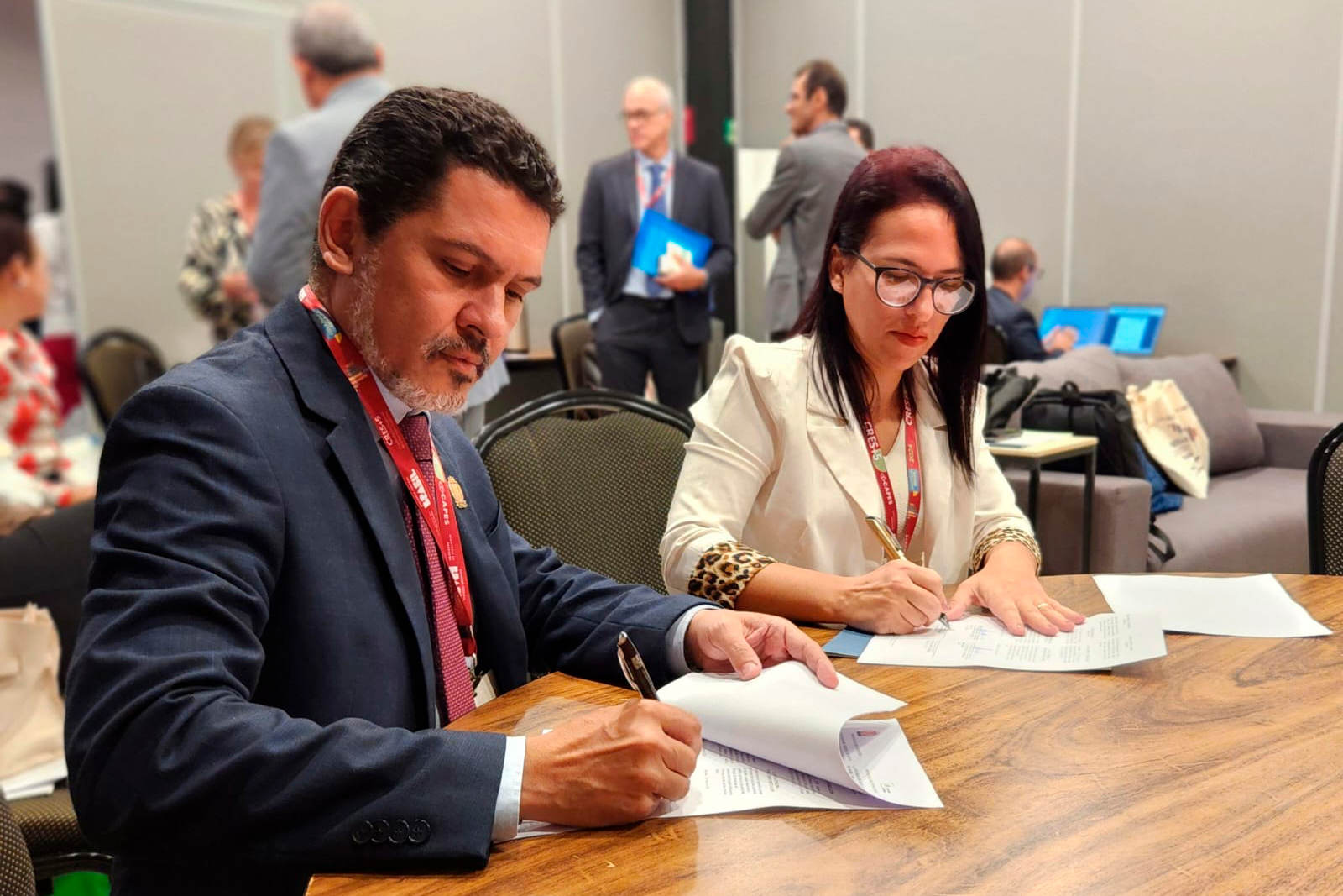 Reitor da UFOB, professor Jacques Antonio de Miranda, e reitora da Universidad de Holguín, Aniuska Ortiz Pérez, assinam protocolo de intenções entre as duas instituções