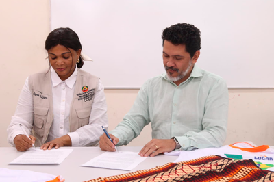 Imagem de reitor da UFOB assinando Protocolo Moçambique/Brasil