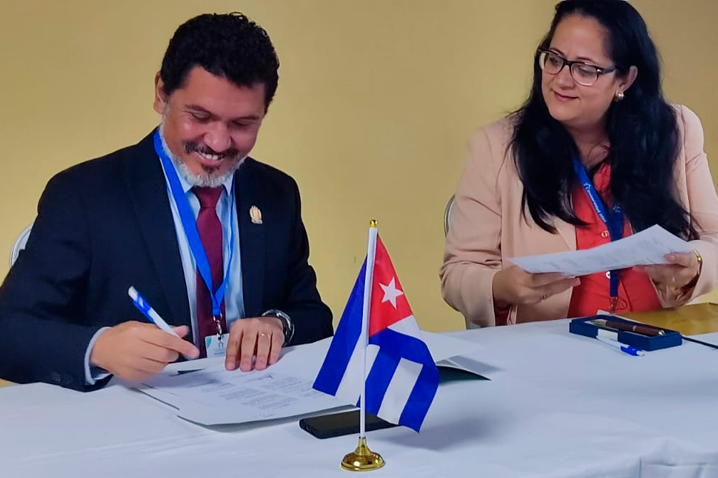 Imagem de reitor da UFOB, professor Jacques Miranda, assinando protocolo de intenções com reitora Yoenia Virgen Barbán Sarduy, de Universidad de Las Tunas