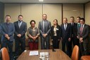 Imagem de reunião com participação do reitor da UFOB, Jacques Miranda, com o presidente da Comissão de Educação da Câmara dos Deputados