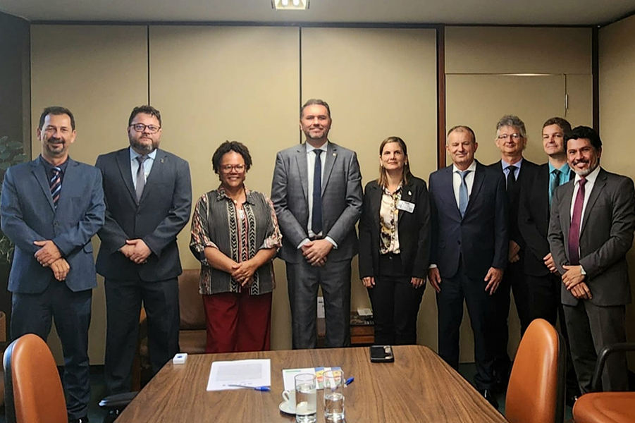 Imagem de reunião com participação do reitor da UFOB, Jacques Miranda, com o presidente da Comissão de Educação da Câmara dos Deputados