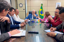 Imagem  da reunião dos reitores e das reitoras das universidades federais da Bahia com o secretário da Sesu, Marcus Vinícius David, e a deputada federal Lídice da Mata, na sede do MEC, em Brasília