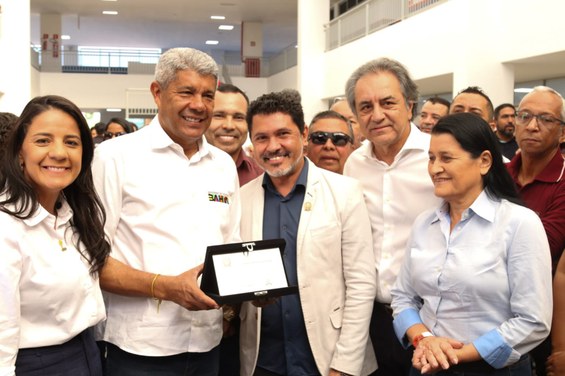 Reitor entrega Menção de Agradecimento ao Governador da Bahia