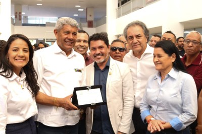 Reitor entrega Menção de Agradecimento ao Governador da Bahia