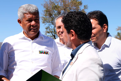 Imagem do reitor da UFOB, Jacques Antonio de Miranda, apresentando proposta a Governador da Bahia, Jerônimo Rodrigues