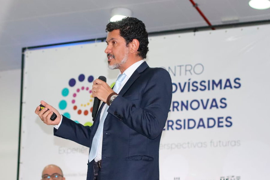 Imagem do Reitor, professor Jacques Antonio de Miranda, durante apresentação em evento das Universidades Federais "novíssimas" e "supernovas" no Piauí