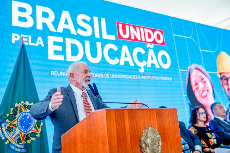 O presidente Lula se reuniu com reitores de universidades e institutos federais no Palácio do Planalto, nesta segunda-feira (10) - Foto: Ricardo Stuckert / PR