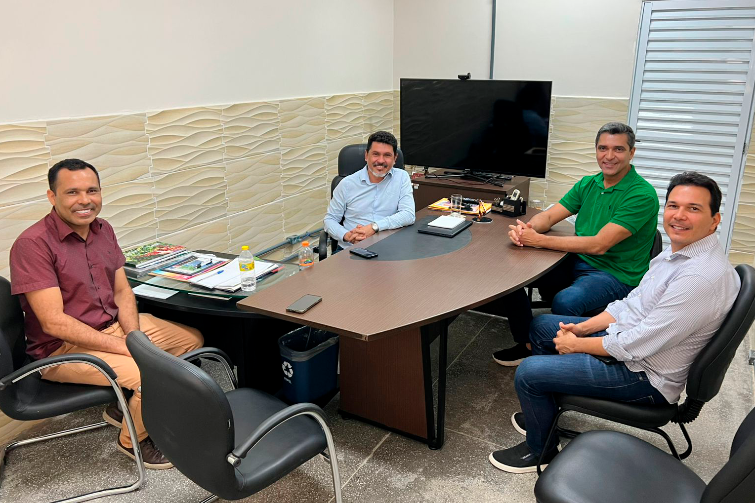 Foto do Oreitor Jacques de Miranda e o vice-reitor Antonio Souza durante uma reunião com o prefeito eleito de Barreiras, Otoniel Teixeira, e o vice, Túlio Viana, na Reitoria, nesta segunda-feira (16)