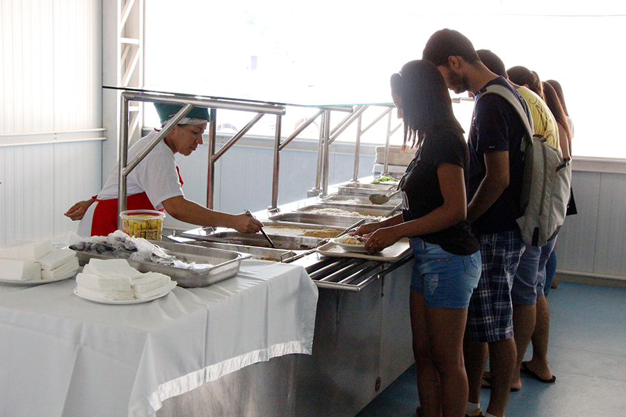 Imagem de estudantes se servindo no Restaurante Universitário do Campus Reitor Edgard Santos, em Barreiras