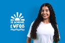 Arte em fundo azul com foto de estudante sorrindo com a marca "Se achegue, é UFOB!"