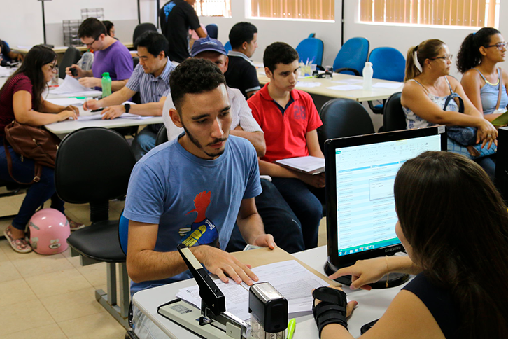 Foto de estudante efetivando sua matrículana UFOB