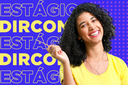 Arte em fundo azul com texto "Dircom" e imagem de estudante sorrindo com caneta na mão