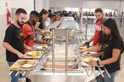 Imagem de pessoas estudantes se servindo no Restaurante Universitário do Campus Reitor Edgard Santos, em Barreiras