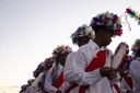 Imagem de grupo de pessoas em trajes tradicionais, tocando instrumentos