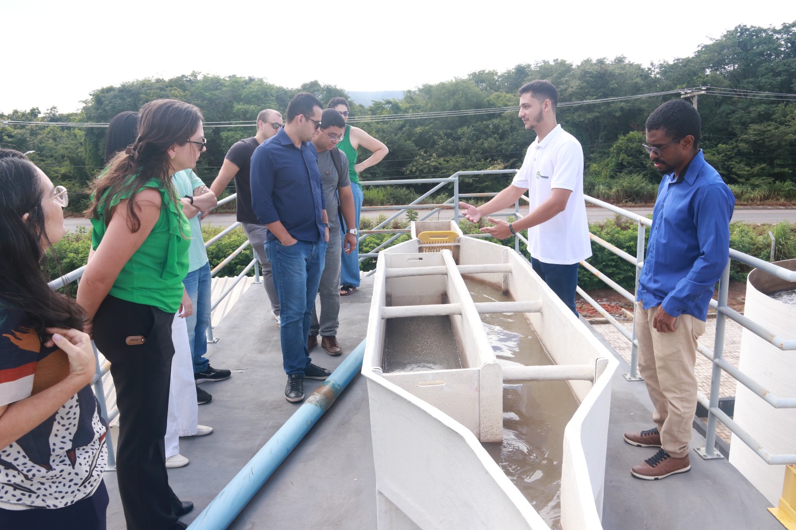 Imagem de servidores em visita técnica na Estação de Tratamento de Efluentes (ETE), em Barreiras