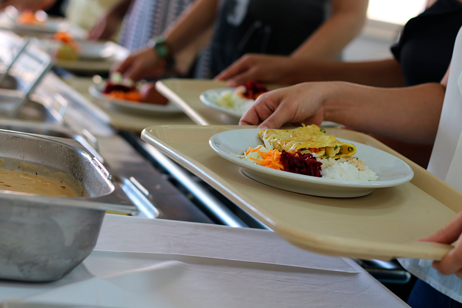 Imagem de estudantes com bandejão no Restaurante Universitário da UFOB