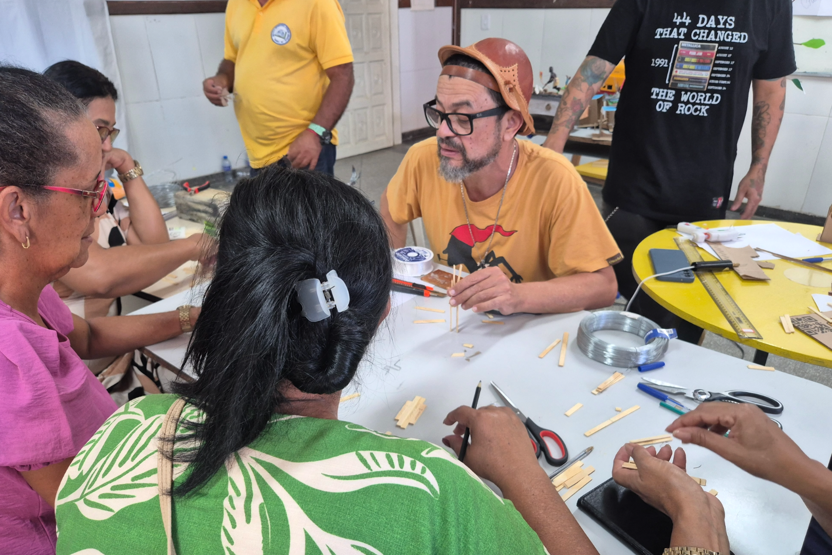 Imagem de pessoas durante oficina da 2ª edição do Carnaúba Cultura, em Barra