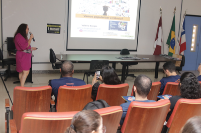 Foto de palestra da terceira edição do Congresso de Doenças Infecciosas e Parasitárias do Oeste da Bahia e a segunda edição da Mostra Científica do Programa de Pós-Graduação em Patologia Investigativa, ocorridos em setembro de 2024 