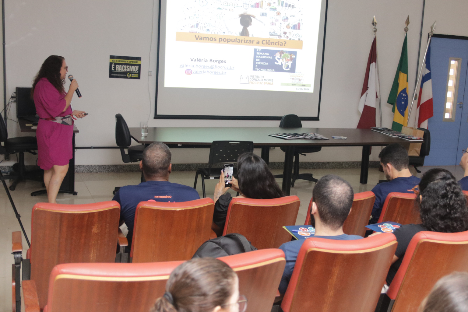Foto de palestra da terceira edição do Congresso de Doenças Infecciosas e Parasitárias do Oeste da Bahia e a segunda edição da Mostra Científica do Programa de Pós-Graduação em Patologia Investigativa, ocorridos em setembro de 2024 
