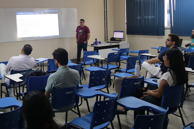 Imagem de professor em sala de aula com estudantes