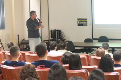 Imagem de professor em auditório em palestra