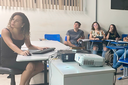 Imagem de professora e estudantes em sala de aula do Programa Universidade Para Todos (UPT/UFOB)