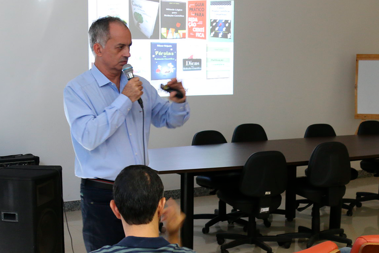 Imagem de professor em sala de aula