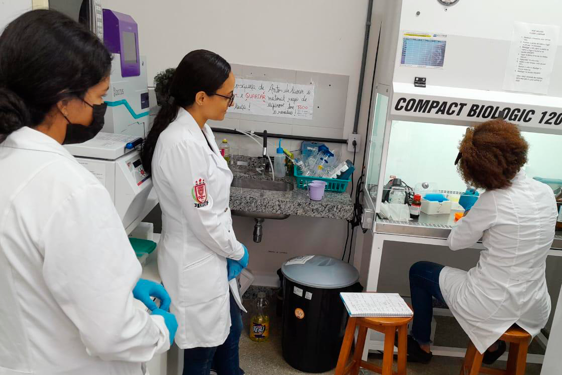 Foto de pesquisadores em laboratório de genética da UFOB