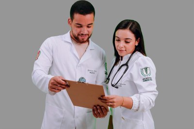 Imagem de estudantes de Medicina lendo um prontuário