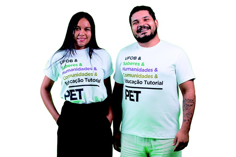 Imagem de dois estudantes da UFOB com camisa do Programa de Educação Tutorial 