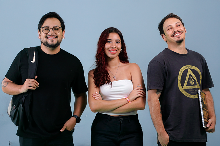 Imagem de três pessoas estudantes da UFOB