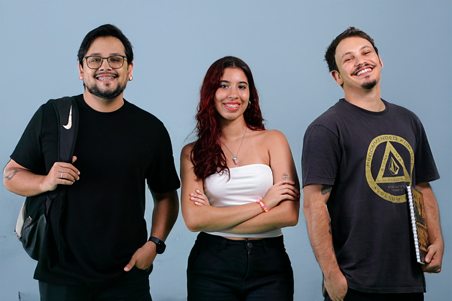 Imagem de três pessoas estudantes da UFOB